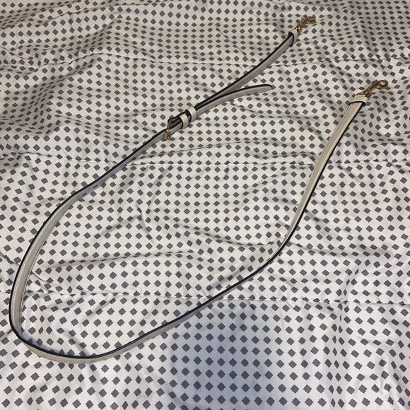 Cream coach bag with shoulder strap included - Picture 7 of 8